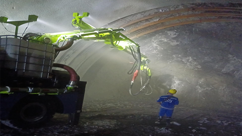 輪式濕噴機(jī)械手中鐵三局渝昆高鐵來福隧道建設(shè)